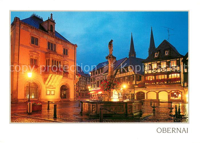 Obernai Bas Rhin Marktplatz bei Sonnenuntergang mit Rathaus und Brunnen