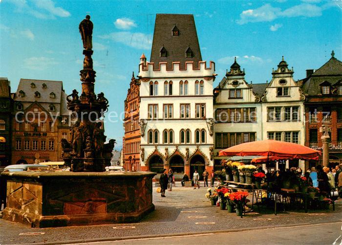 Trier Hauptmarkt mit Steipe und Petrusbrunnen