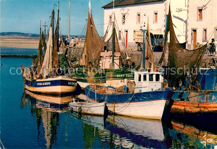 Le Croisic Bateaux de peche devant la criee