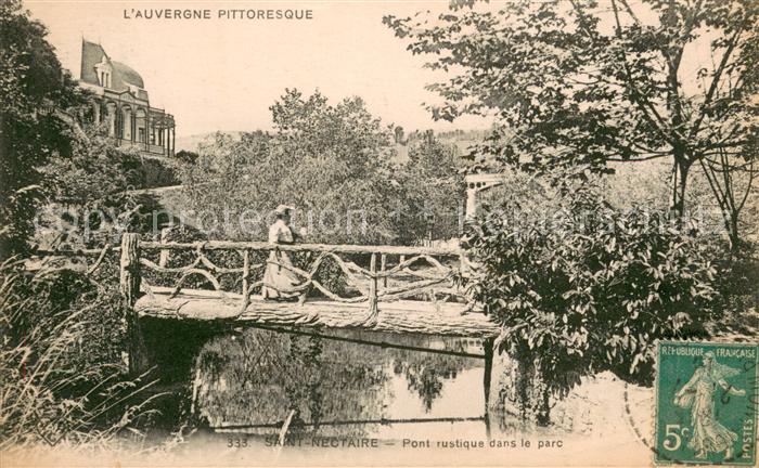 Saint-Nectaire Puy de Dome Pont rustique dans le parc