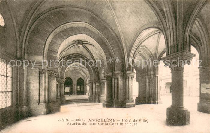 Angouleme Hôtel de Ville Arcades donnant sur la cour intérieure