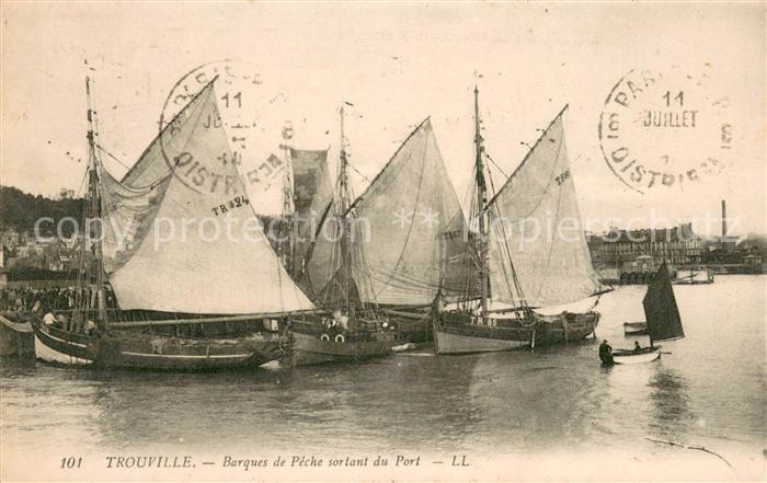 Trouville-sur-Mer Barques de pêche sortant du port