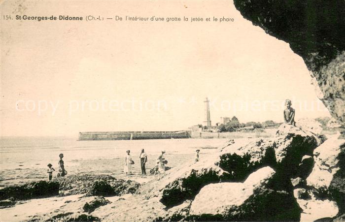 Saint-Georges-de-Didonne De l'intérieur d_une grotte la jetée et