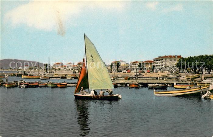 Saint-Raphael Var Le port en arrière plan Fréjus Plage