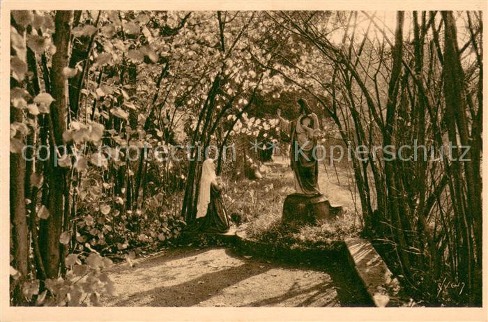 Paray-le-Monial Jardin du Monastère de la Visitation Bosquet de Noisetiers Statu