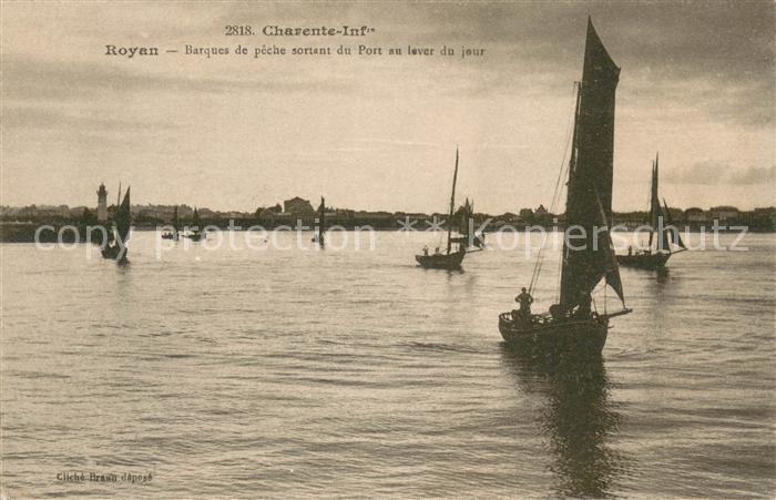 Royan 17 Barques de peche sortant du Port au lever du jour