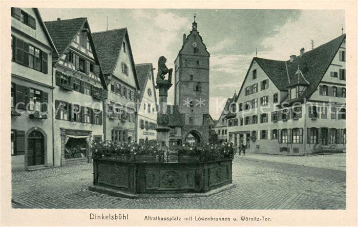 Dinkelsbuehl Altrathausplatz mit Loewenbrunnen und Woernitztor