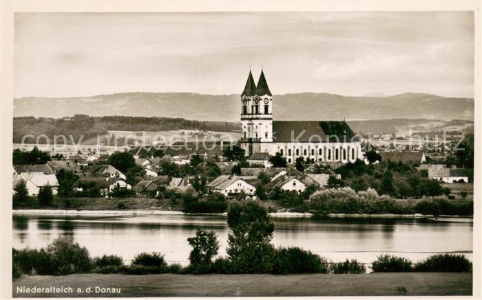 Niederalteich Donau Blick ueber die Donau zur Kirche