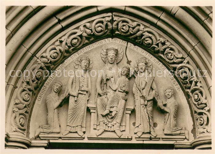 Gelnhausen Marienkirche Bogenfeld am Suedl Querschiffportal Muttergottes zwische