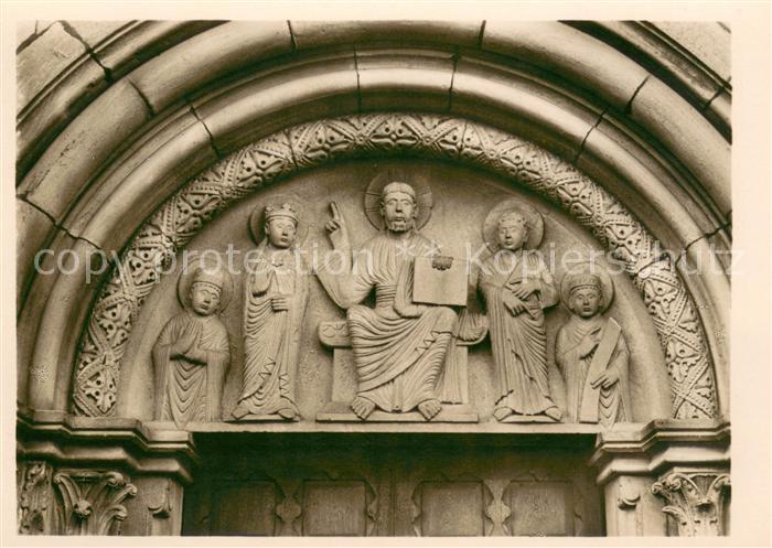 Gelnhausen Marienkirche Bogenfeld des Nordportals Christus thronend zwischen Mar