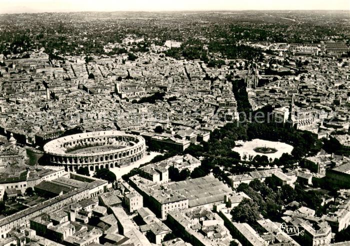 Nimes Vue panoramique aerienne A gauche les Arenes