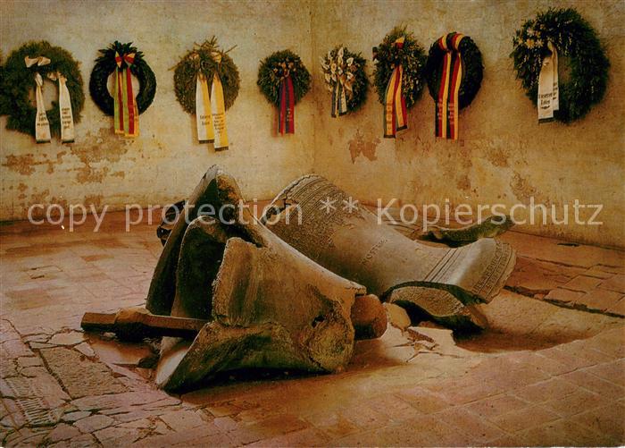 Luebeck 1942 zerstoerte Glocken in der Marienkirche Pulsglocke