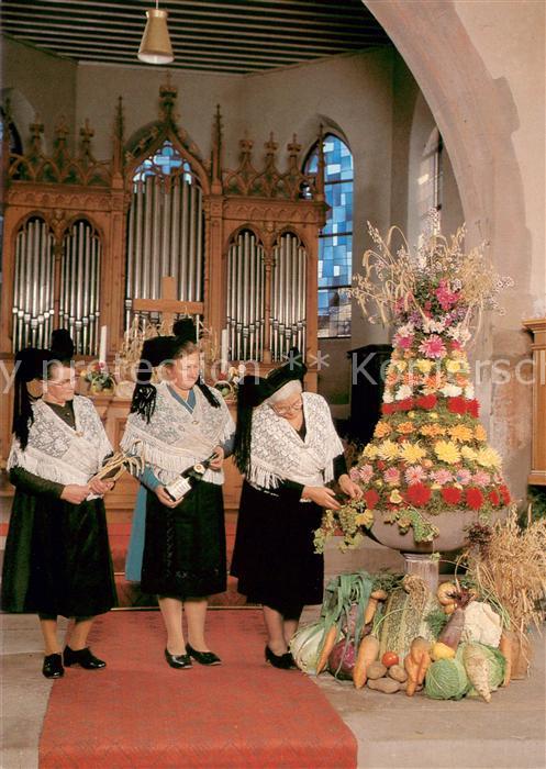 oetlingen Weil Rhein St. Galluskirche Frauen in Tracht bei Erntedank-Pyramide
