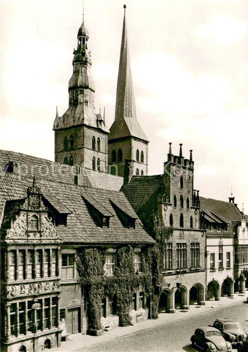 Lemgo Rathaus mit Tuermen der Nikolaikirche