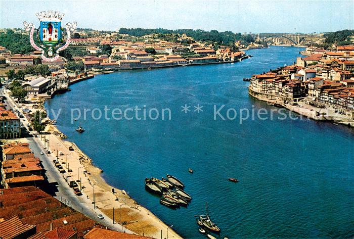 Porto Portugal Um trecho do Rio Douro e vista parcial da cidade