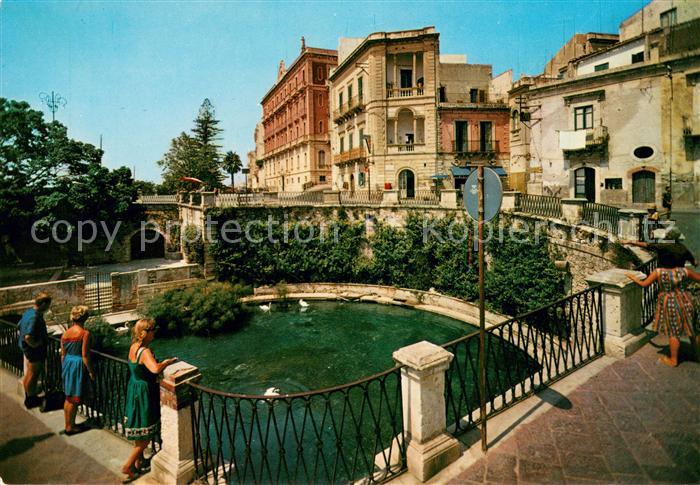 Siracusa Fontana Aretusa con i papiri