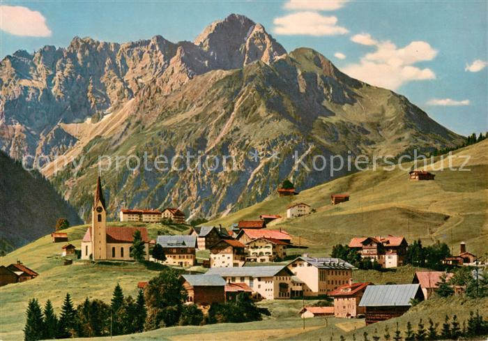 Hirschegg Kleinwalsertal Vorarlberg mit Kirche und Widderstein
