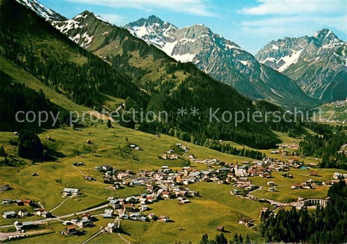 Riezlern Kleinwalsertal Vorarlberg mit Hirschegg Elfer und Zwoelferkogel und Wid
