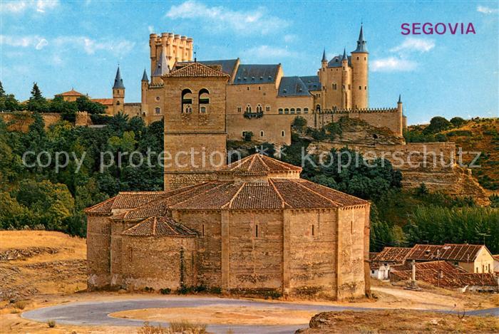 Segovia Iglesia de la Vera Cruz Caballeros Templarios al fondo El Alcazar