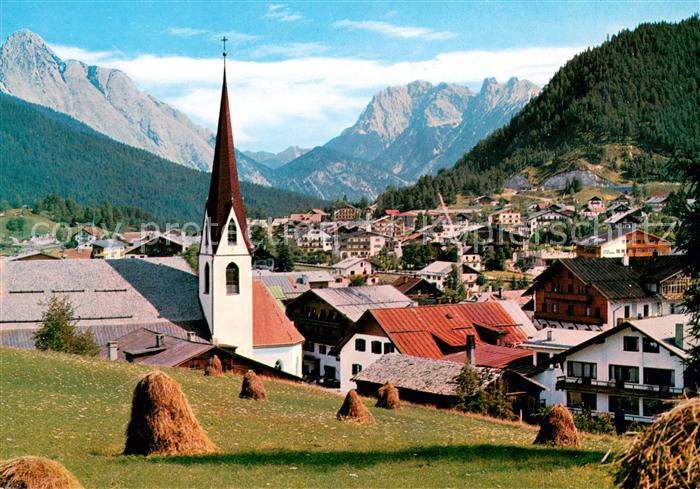 Seefeld Tirol mit Kirche und Karwendelgebirge