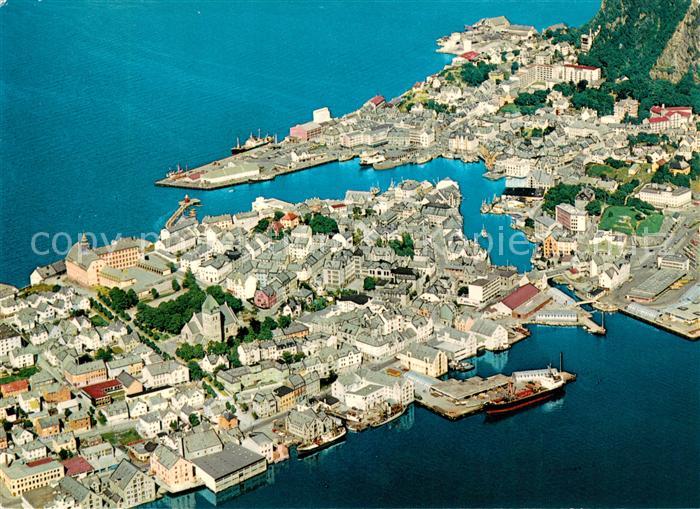 Alesund Utsikt over byen med Kirken