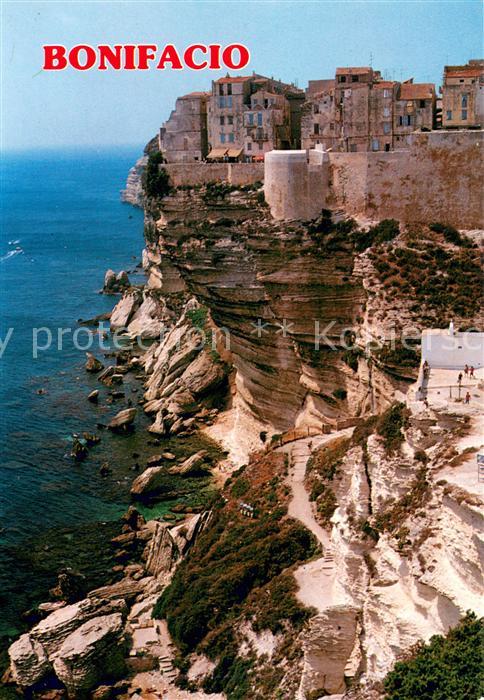 Bonifacio Corse du Sud La vieille ville perche en haut de ses falaises aux forme
