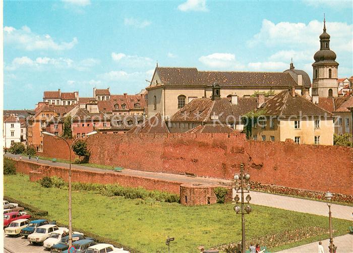 Warszawa Stare Miasto Widok na mury obronne od ulicy Podwale i na kosciol August