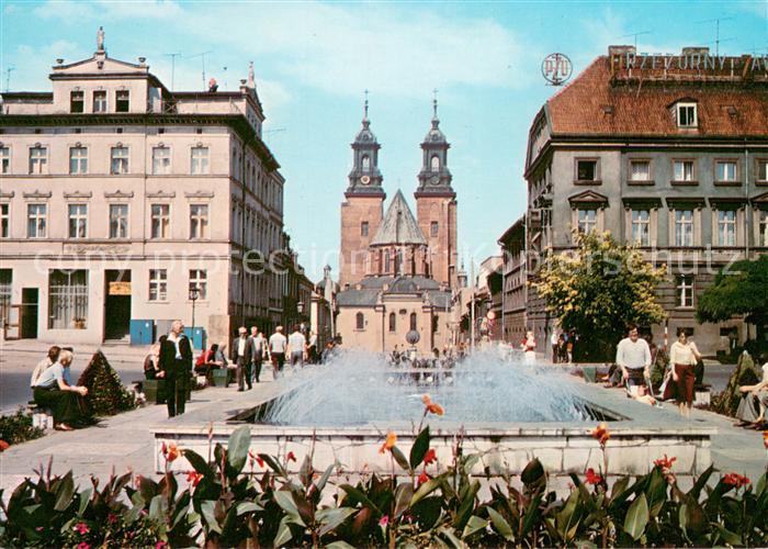 Gniezno Rynek plac Bohaterow Stalingradu w glebi gotycka katedra