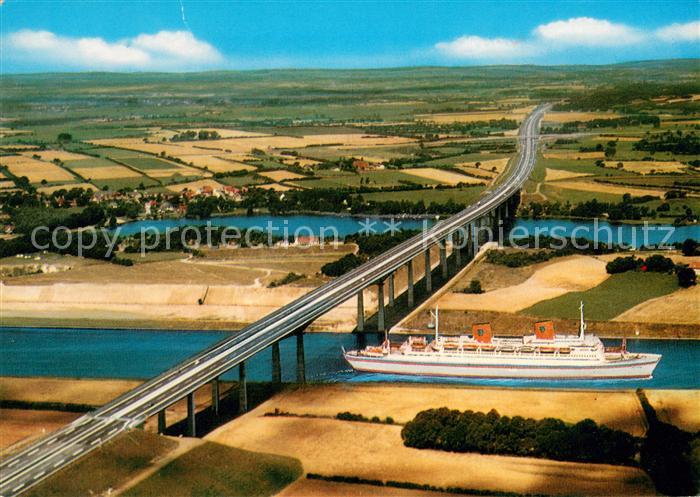 Rendsburg Autobahnbruecke ueber Nord-Ostsee-Kanal Hochseedampfer Fliegeraufnahme