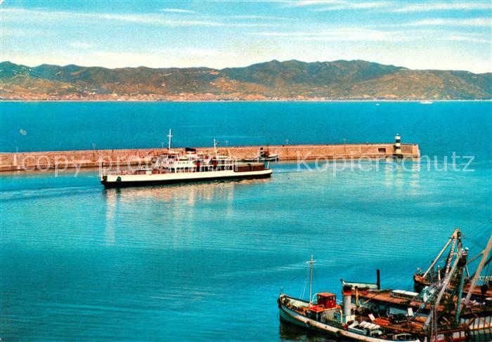 Reggio Calabria Nave traghetto nel porto nello sfondo Messina