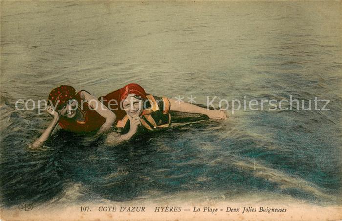 Hyeres les Palmiers Deux jolies baigneuses sur la plage