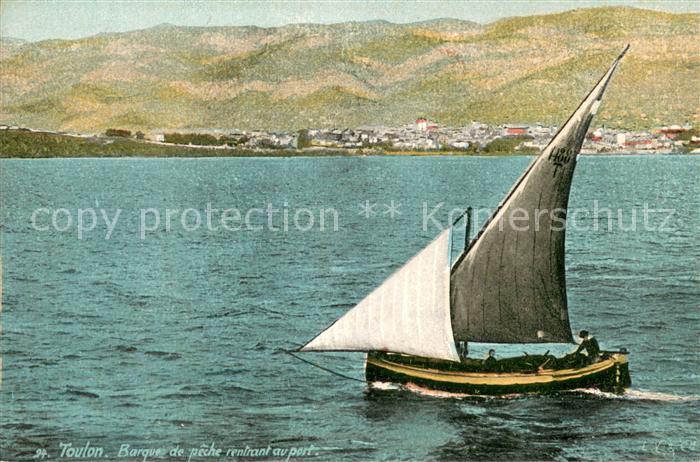 Toulon Var Barque de pêche rentrant au port