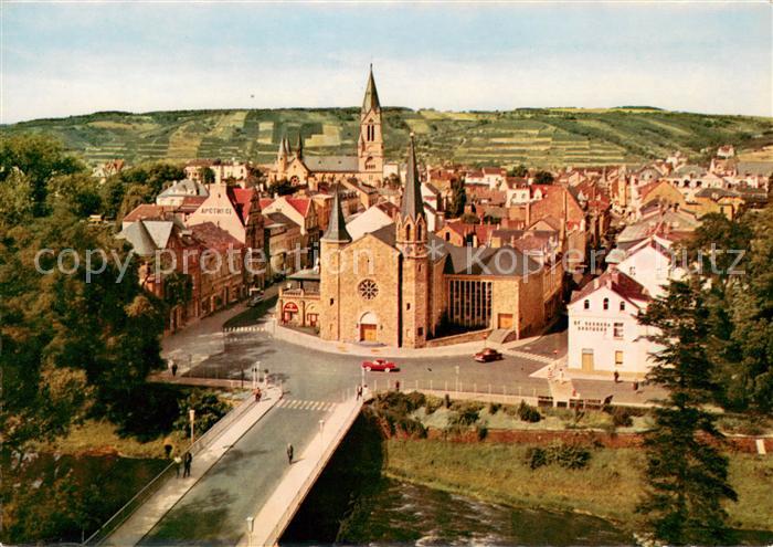 Bad Neuenahr-Ahrweiler Ahrpartie an der Kurgartenbruecke und ev Kirche
