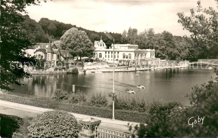 Bagnoles-de-l Orne Le Casino et le Lac