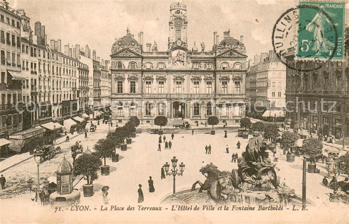 Lyon France La Placce des Terreaux l’Hotel de Ville et la Fontaine Bartholdi
