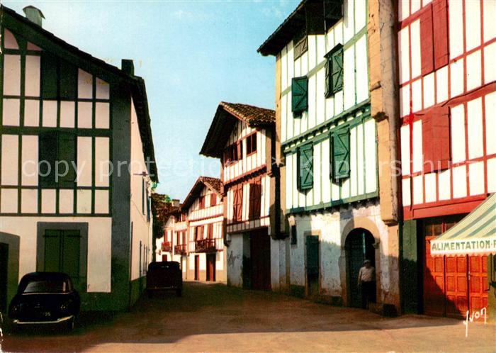 Espelette Groupe de maisons joliment coloriees en bordure de rues tortueuses et