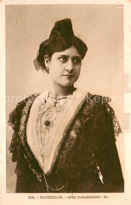 Marseille Bouches-du-Rhone Type d Arlesienne Costumes Trachten