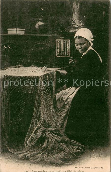 Concarneau Finistere Concarnaise travaillant au filet de pêc