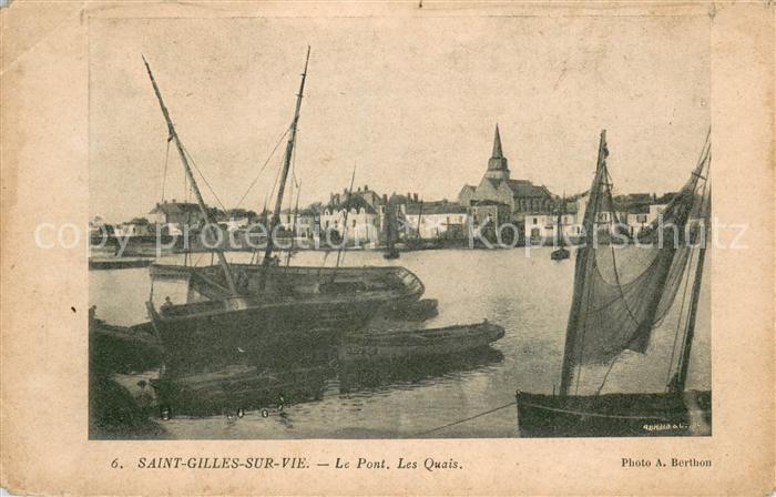 Saint-Gilles-sur-Vie Vendee Le pont et les quais des bateaux