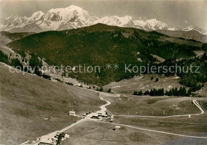 Les Aravis Col des Aravis au fond Chaîne du Mont Blanc Alpes