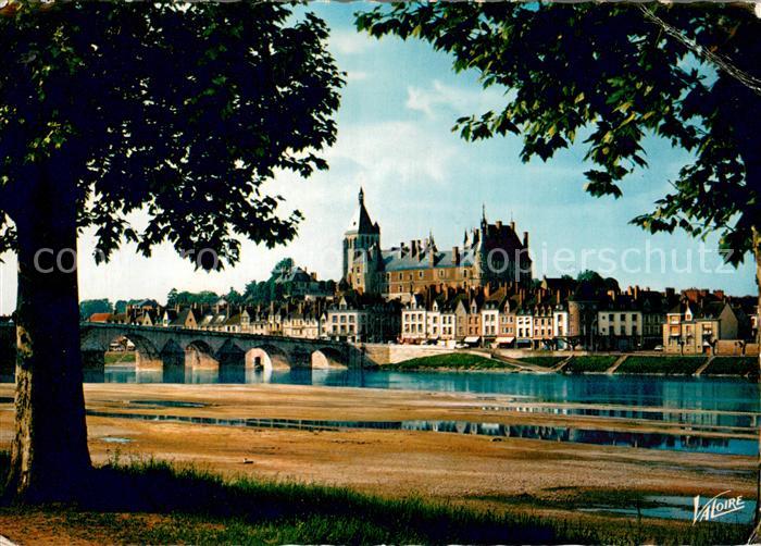 Gien 45 Pont sur la Loire Eglise Saint Pierre et Chateau du XVe siècle