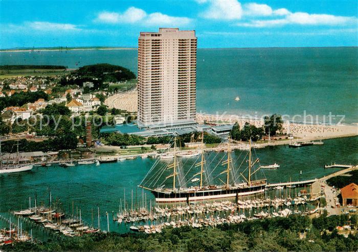 Travemuende Ostseebad Fliegeraufnahme mit Hotel und Viermastsegler