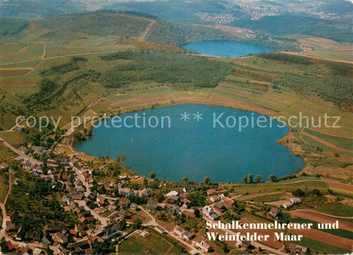 Schalkenmehren Fliegeraufnahme mit Schalkenmehrener Maar und Weinfelder Maar
