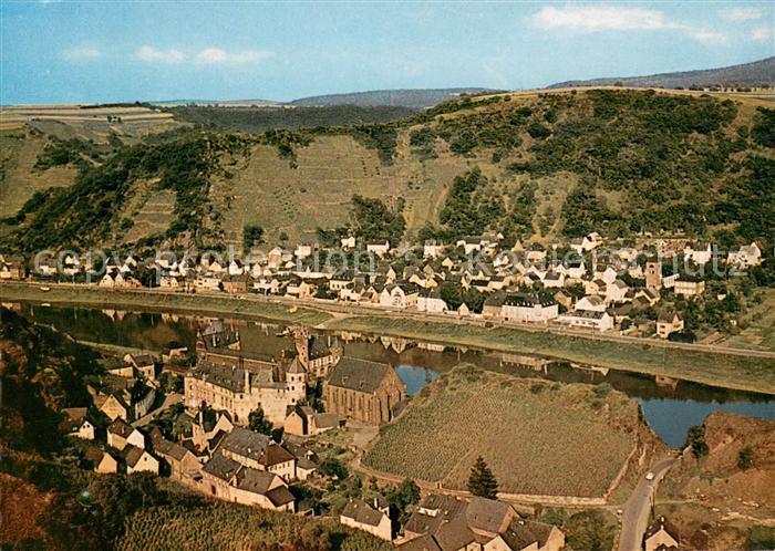 Niederfell Fliegeraufnahme mit Wasserburg von der Leyen