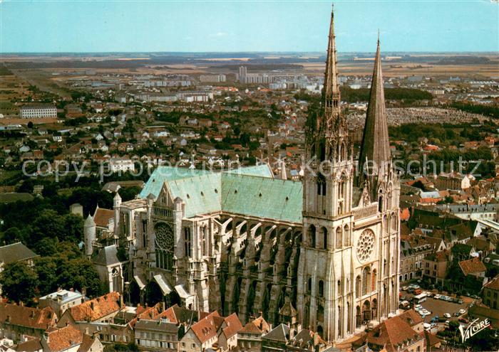 Chartres 28 La cathedrale vue aerienne La facade ses deux fleches et le croisill