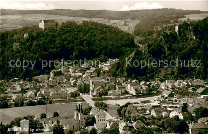 Riedenburg Altmuehltal Panorama Blick auf den Ort mit Schloss