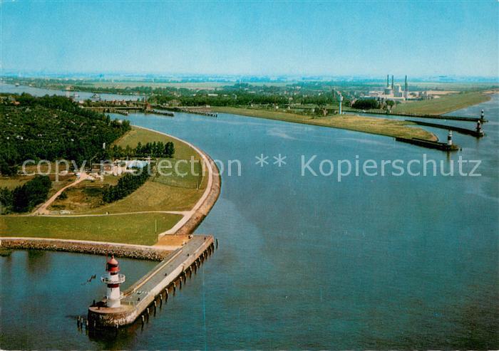 Brunsbuettelkoog Einfahrt zum Nord-Ostsee-Kanal mit Blick zur Schleuse Leuchttur