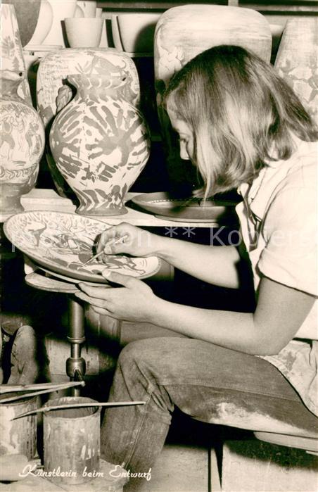 Altstaedten Allgaeu Allgaeuer Kunstkeramik Werkstaette Kuenstlerin beim Entwurf