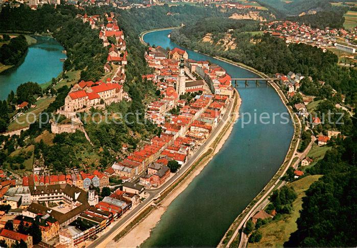 Burghausen Salzach Fliegeraufnahme mit Deutschlands laengster Burg