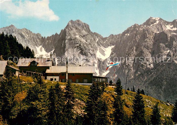 Vorderkaiserfeldenhuette mit Sonneck Ellmauer Halt und Karlspitzen Wilder Kaiser